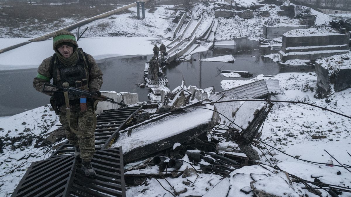 Zprávy z bojiště: Ukrajinci nejeví známky snahy zvrátit bitvu o Bachmut